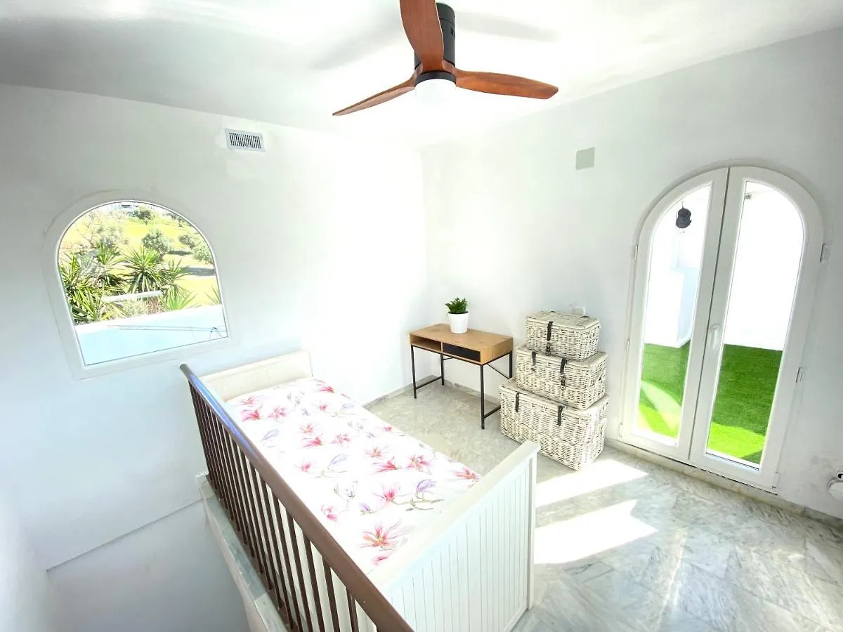 Modern Townhouse 7 Mins Walk From The Beach And 15 Mins From Port Manilva Hébergement de vacances