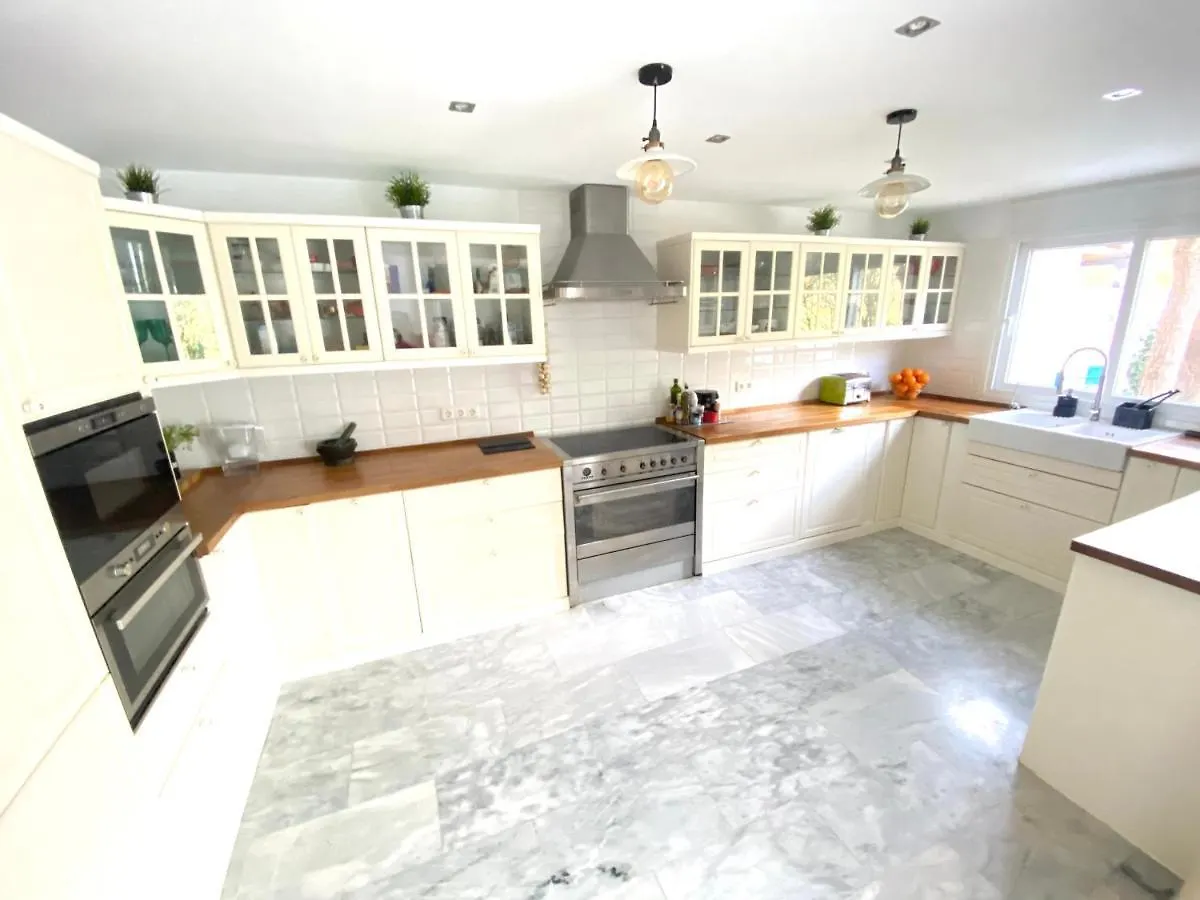 펜션 Modern Townhouse 7 Mins Walk From The Beach And 15 Mins From Port 마닐바