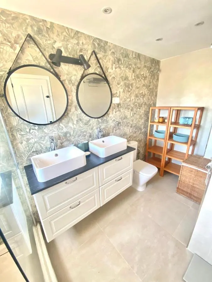 Modern Townhouse 7 Mins Walk From The Beach And 15 Mins From Port 마닐바 0*,